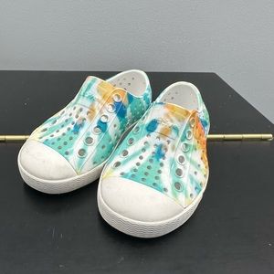 Native Jefferson Kids Shoes C5 Blue Yellow Tie Dye Boys Girls Play Sneakers